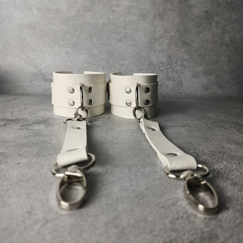 Kajdanki z paskiem Darcy-lorana.eu