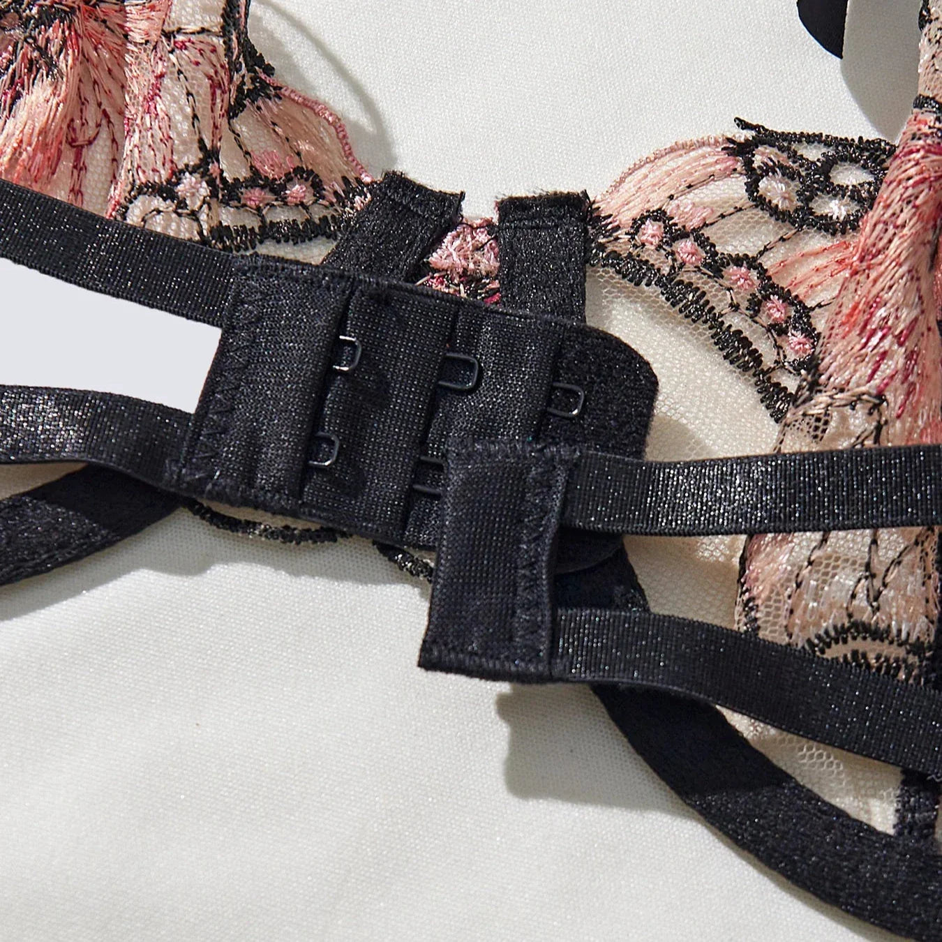 Komplet bielizny z haftowanymi motylkami Florentine-lorana.eu