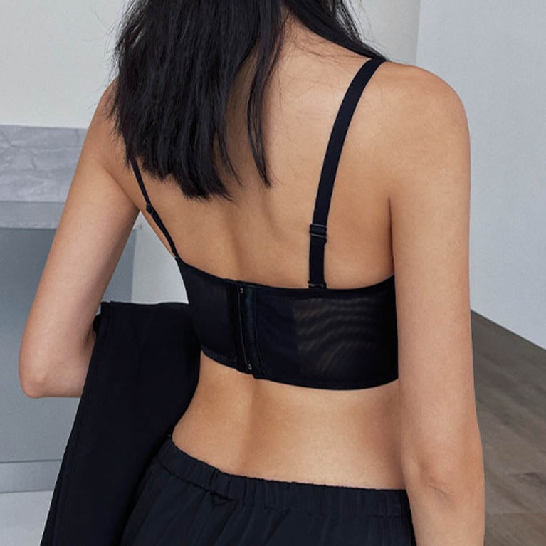 Un soutien-gorge transparent avec un décolleté en V-lorana.eu